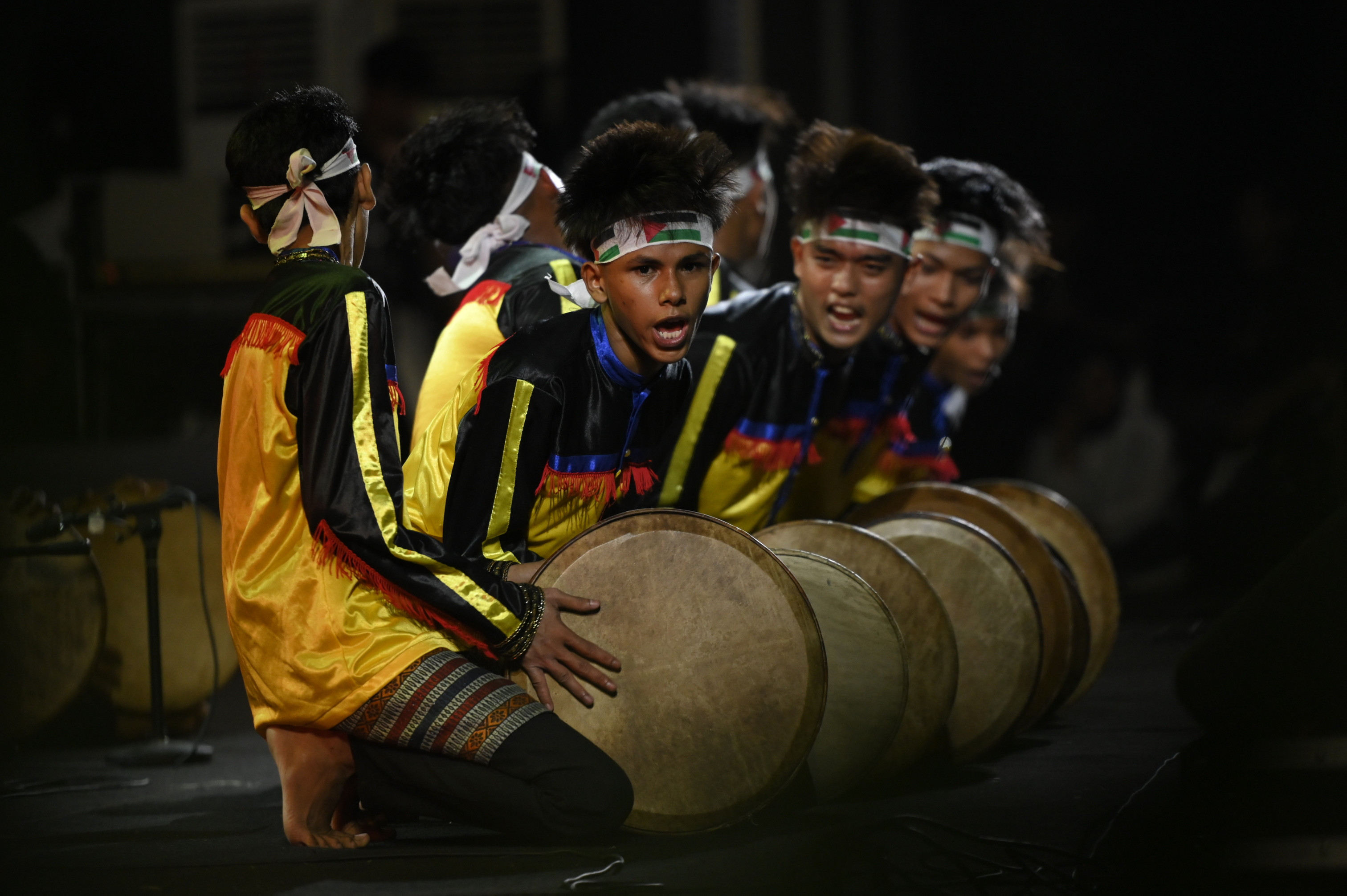 Pementasan Tari Rapa'i Geleng dengan iringan rapai.