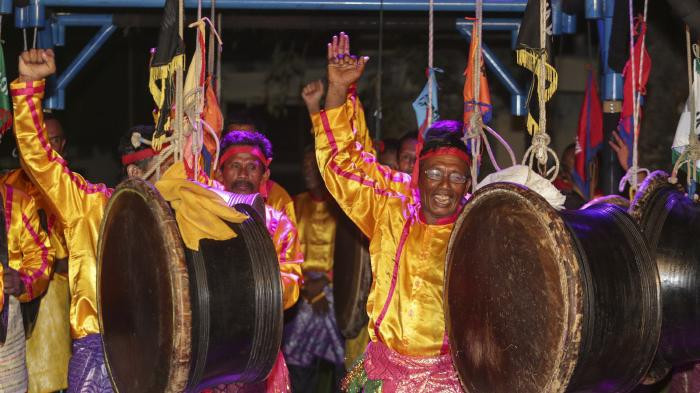 Pemain Rapa'i Pase memainkan rapai dalam pertunjukan.