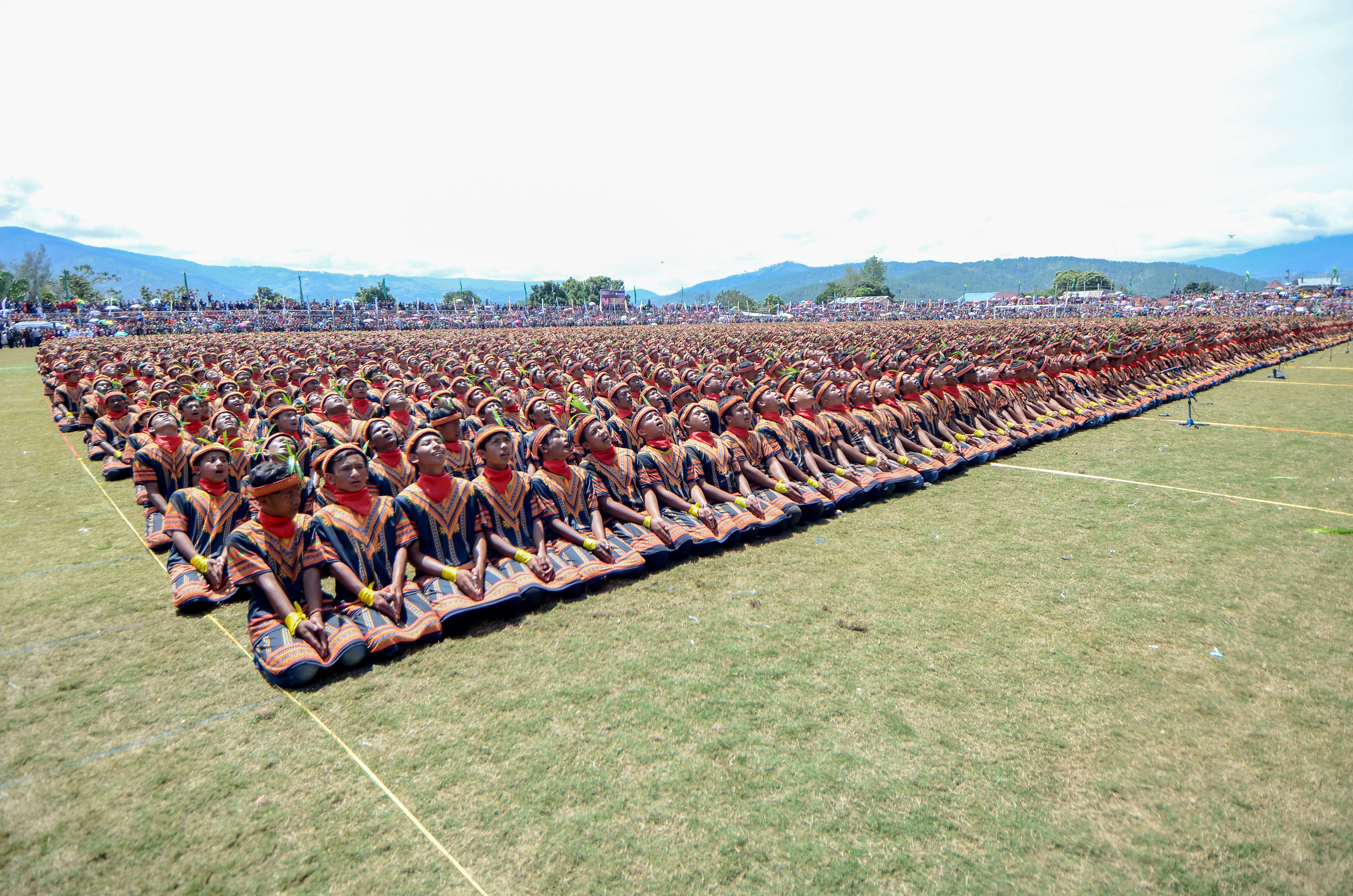 Pertunjukan Tari Saman massal dari masyarakat Gayo.