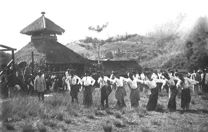 Arsip pertunjukan Tari Seudati di Aceh.