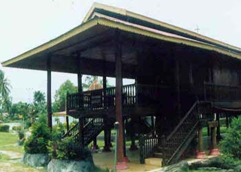 Bantayo Poboide, rumah adat Gorontalo di Limboto (foto: Dulohupa.jpg).