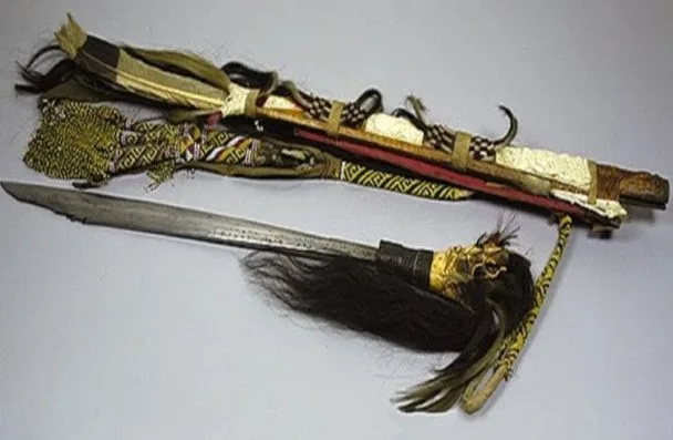 Mandau; kredit foto: Gramedia.com