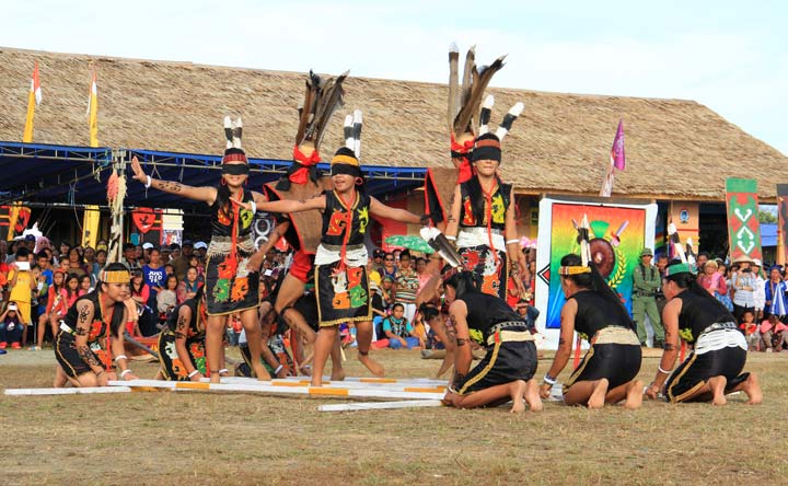 Foto Tari Magunatip (Lalatip) pada laman Traveloka tentang tarian Kalimantan Utara.