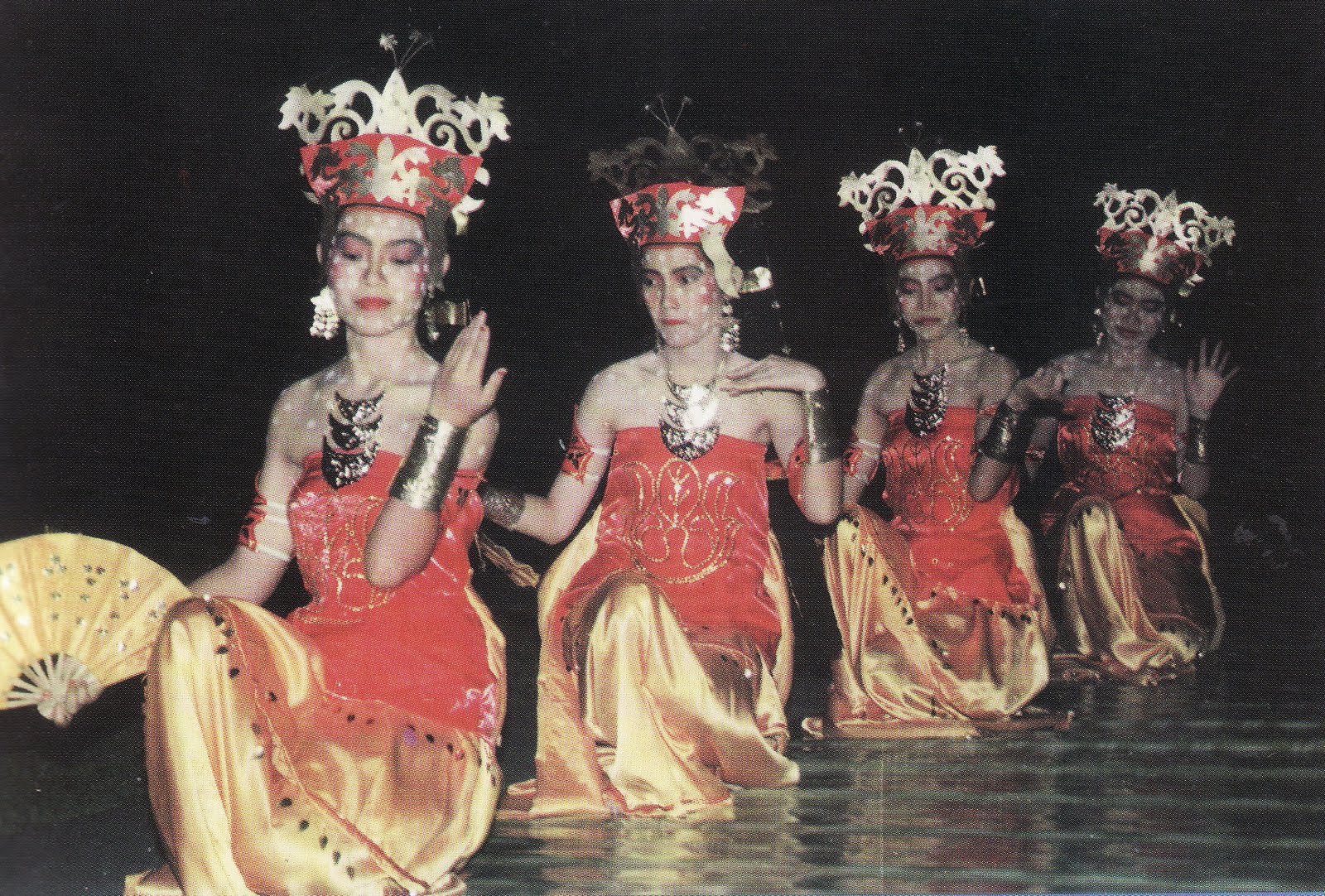 Foto Tari Mance dari entri Budaya Indonesia yang dibuat pada 2017.