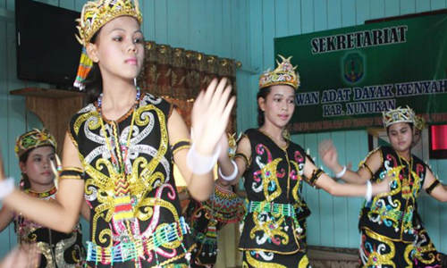Foto Tari Pebekatawai pada entri Budaya Indonesia.