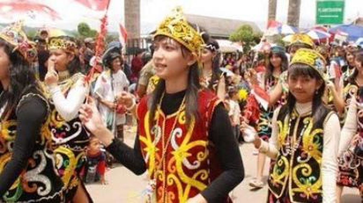 Pakaian Adat Bulan Kuurung dari Kalimantan Timur.