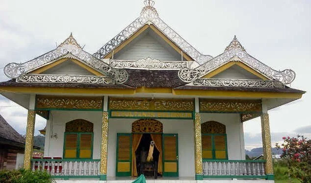 Rumah Adat Bulungan dengan arsitektur Melayu dan Dayak.