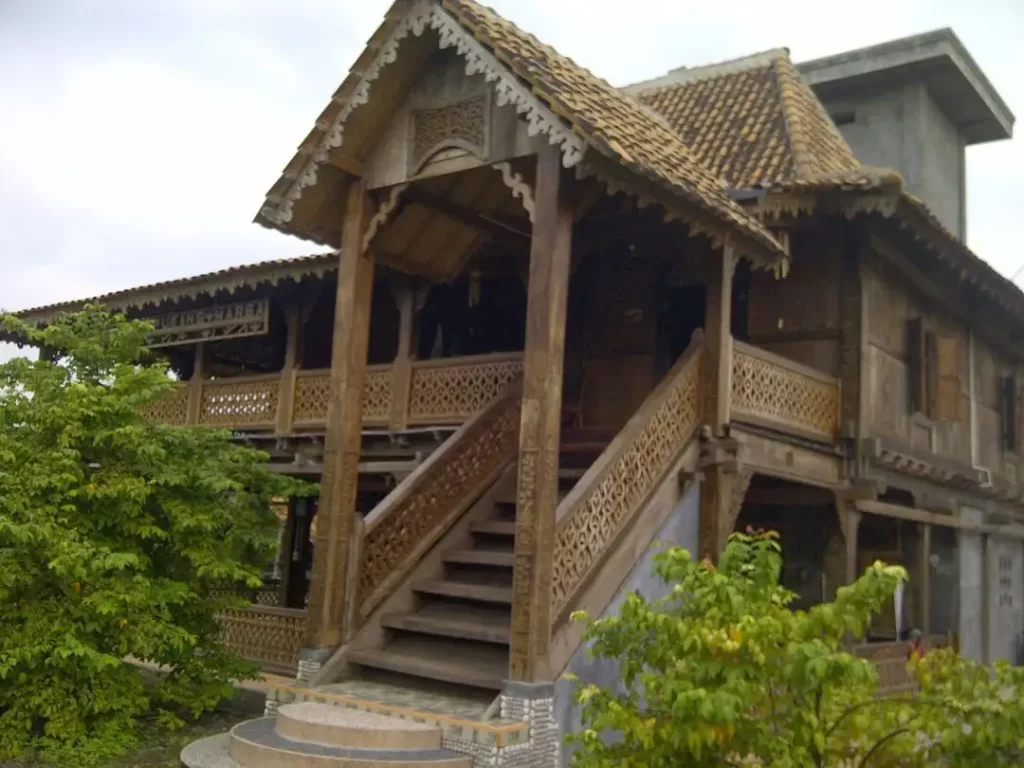 Rumah Adat Paser; gambar diberikan oleh pengguna.