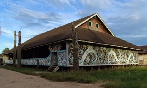 Foto diberi keterangan Rumah Adat Wehea pada bagian Rumah Adat Dayak Kayan di laman IndonesiaJuara.