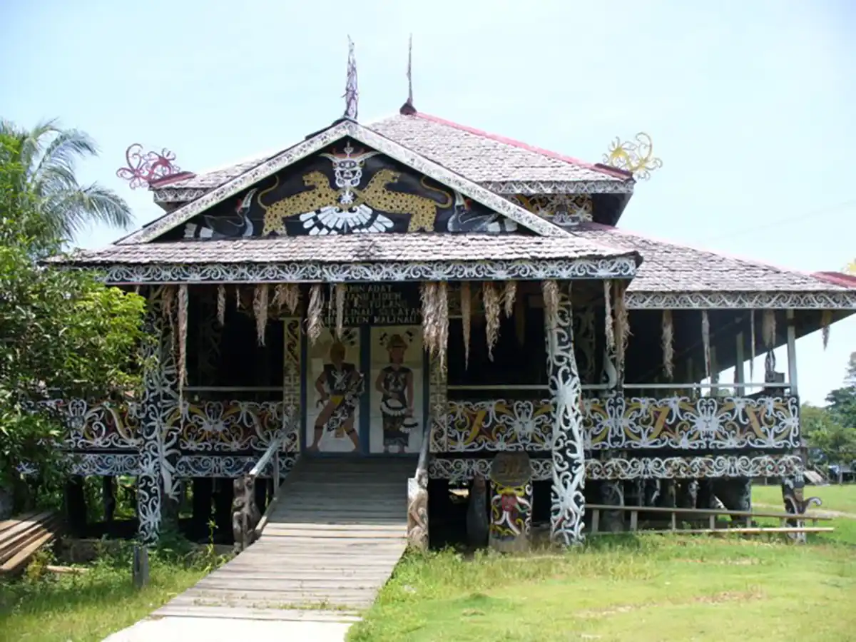 Rumah Lamin khas suku Dayak Kenyah.