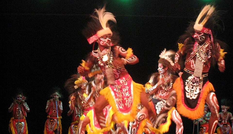 Pertunjukan tari perang Afaitaneng dari Yapen.