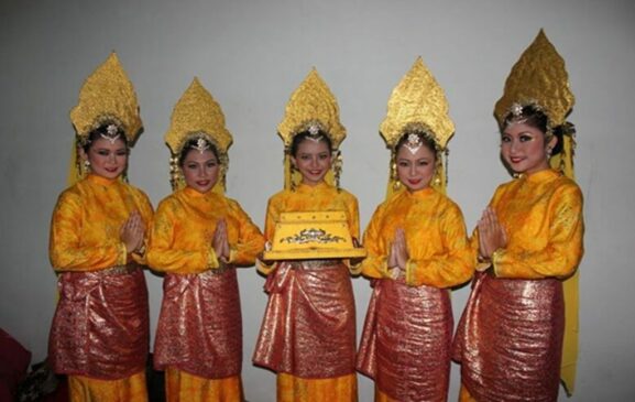 Tari Makan Sirih atau Tari Persembahan.