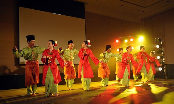 Tari Zapin Riau.