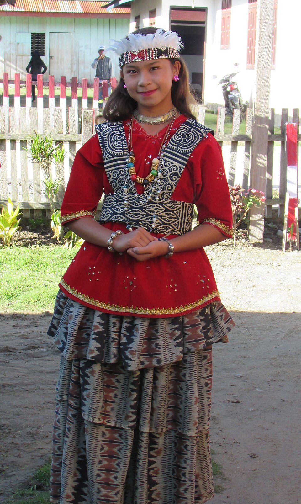 Baju adat suku Kaili Tado; diperkecil dari berkas asli. Foto: Irlan Wira Tumonggi, CC BY-SA 4.0.