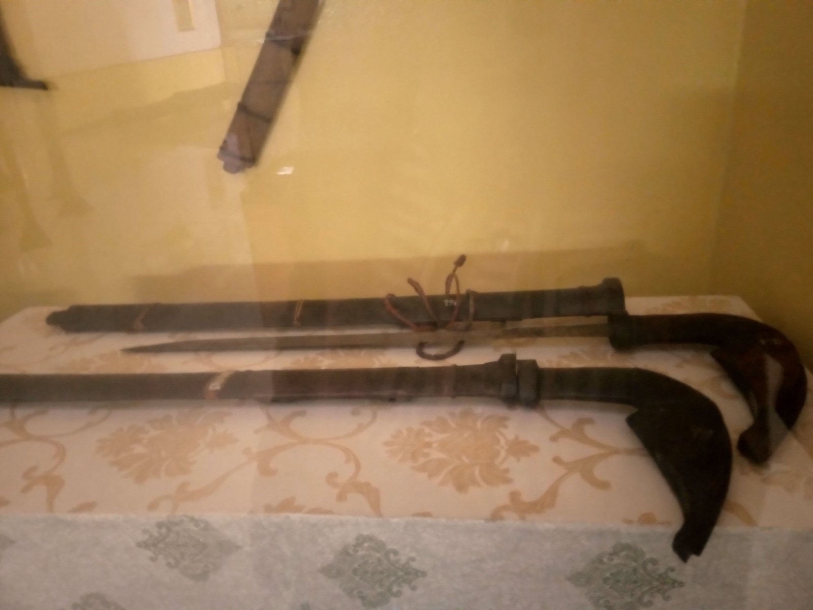 Dua buah guma yang menjadi koleksi Museum Sulawesi Tengah. Foto: Mugni Mayah/Tutura.id.