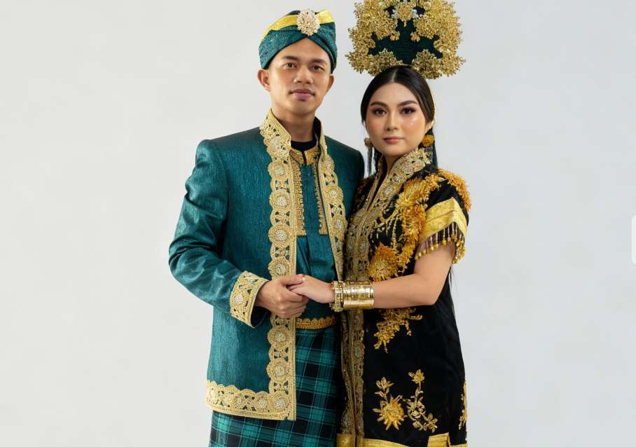 Busana adat Wakatobi (gambar pada laman Traveloka; sumber gambar disebut BASORA Sulawesi Tenggara)