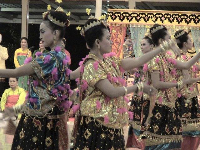 Tari Kalegoa (sumber foto: greatbuton.blogspot.com)