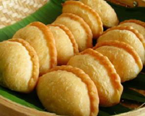 Panada goreng berisi ikan.