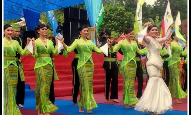 Tari Maengket, foto yang ditampilkan pada laman Visit Pare.