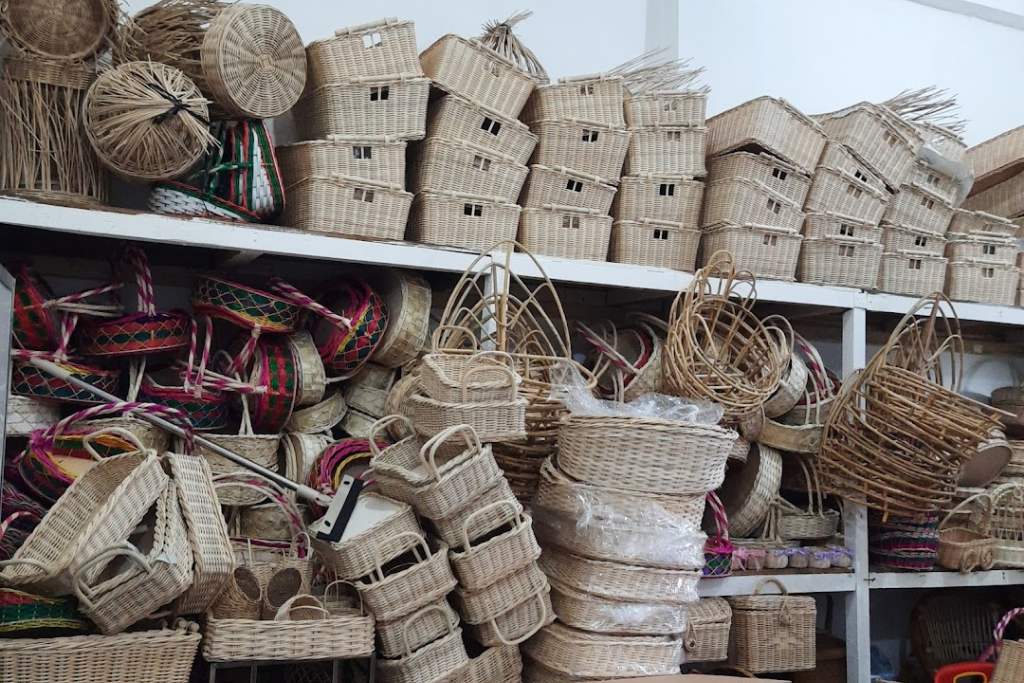 Keranjang dan benda rumah tangga hasil anyaman rotan. Kredit gambar yang dicantumkan Batakita: lokasitempat.com.