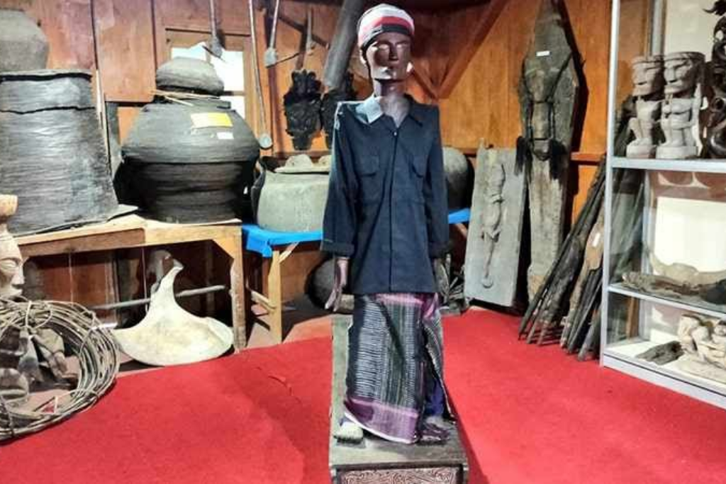 Patung kayu dalam ruang koleksi. Kredit gambar yang dicantumkan Batakita: azizpedia.com.