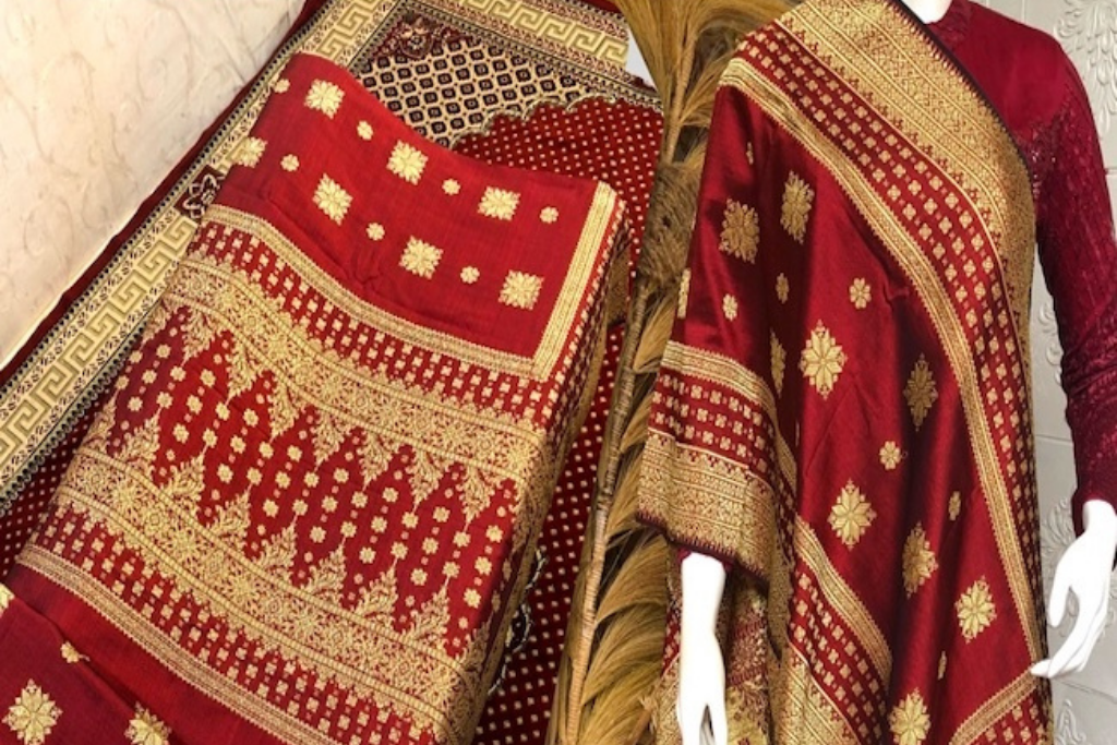 Kain songket berhias pola tenun. Kredit gambar yang dicantumkan Batakita: wikiwand.com.