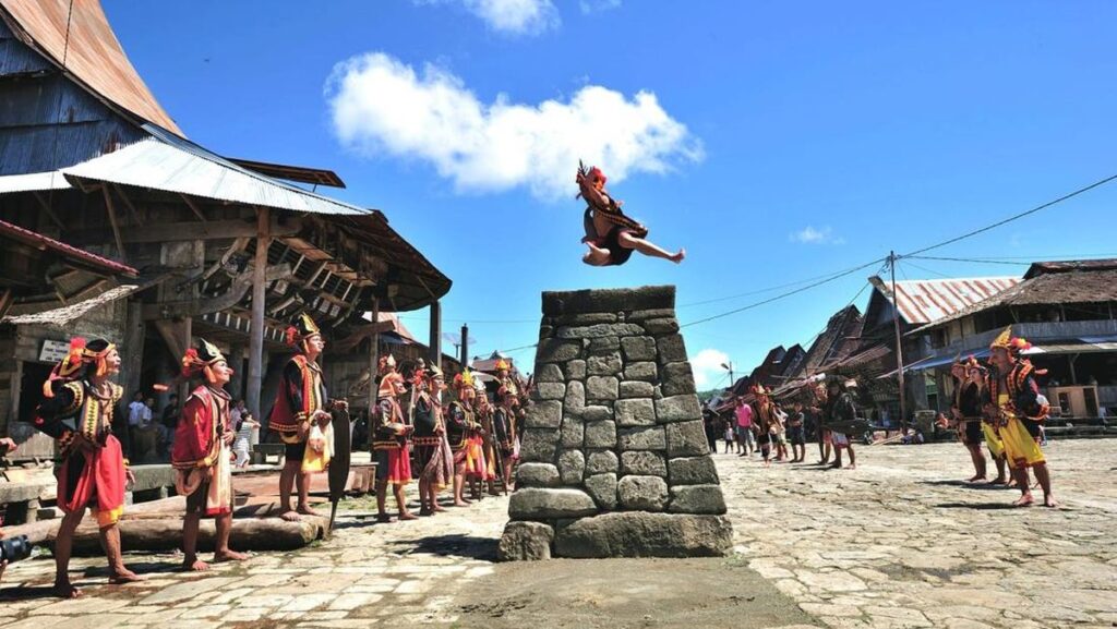 Pelaksanaan lompat batu Fahombo di Nias. Foto: Hotelier Studi; kredit gambar di laman: Detik.com.